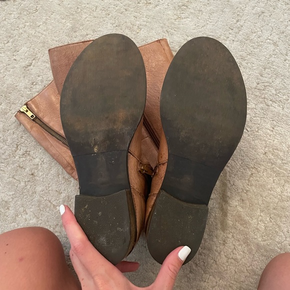 Tan cowboys style tall boots! Good condition - Picture 3 of 3